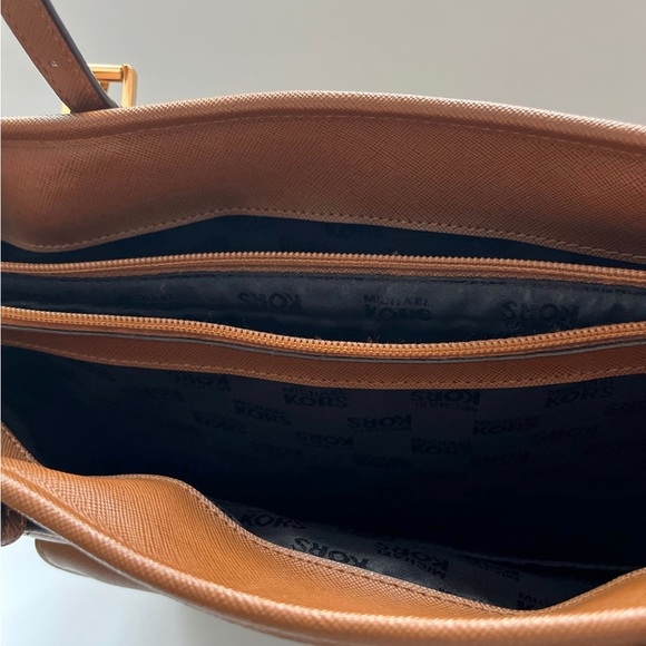 Michael Kors Jet Set Multi Pocket Purse - Picture 5 of 7